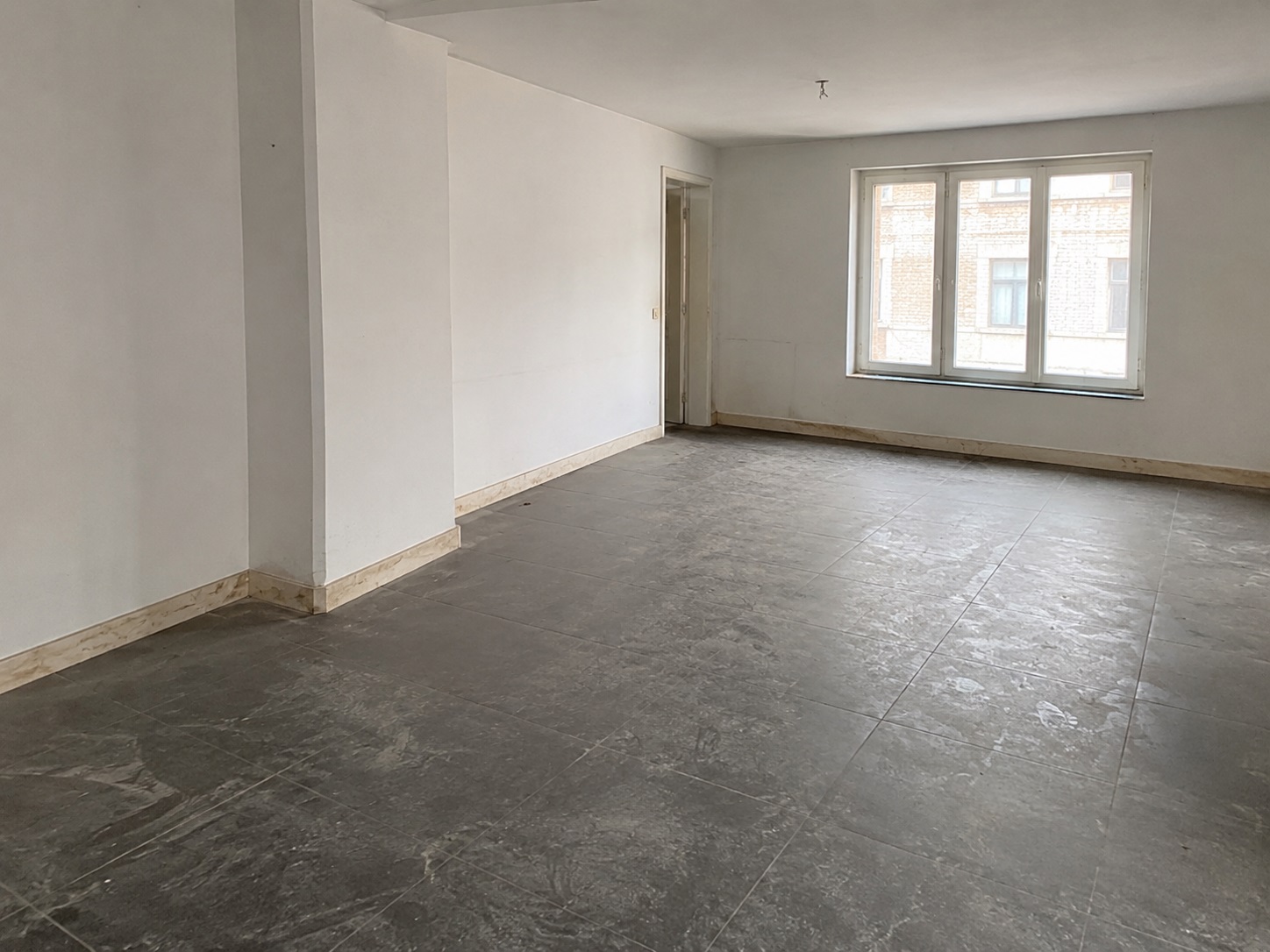 Appartement vide et poussiéreux avant nettoyage de fin de bail à Liège