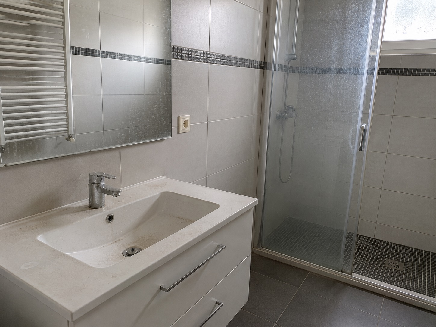 Salle de bain avant nettoyage de fin de bail à Chaudfontaine